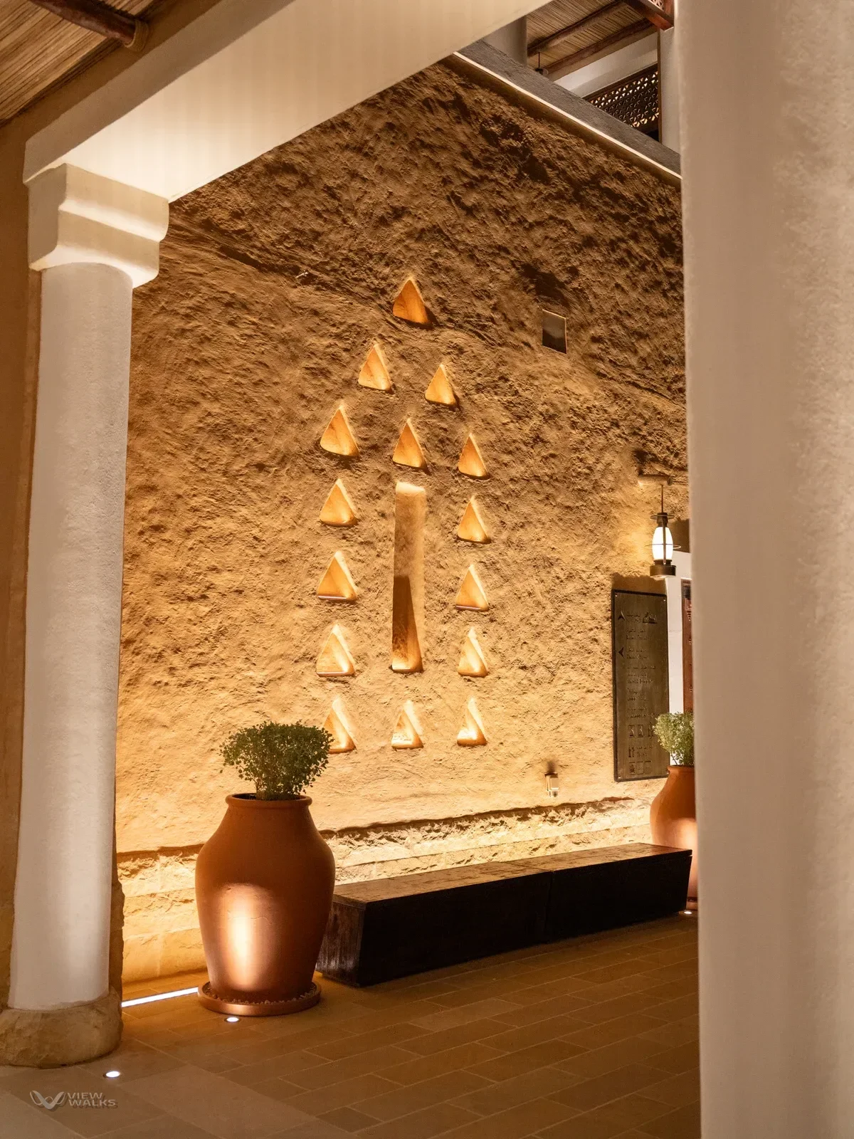 textured-stone-wall-with-niche-lighting